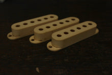 Load image into Gallery viewer, Aged Pickup Covers Set For Stratocaster - Vintage Cream Ivory P04
