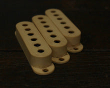 Load image into Gallery viewer, Aged Pickup Covers Set For Stratocaster - Vintage Cream Ivory P04
