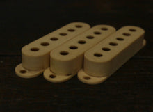 Load image into Gallery viewer, Aged Pickup Covers Set For Stratocaster - Vintage Cream Ivory P04
