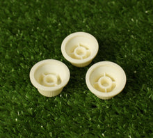 Load image into Gallery viewer, Aged White Inch Sized 4 Spokes Knobs Set For Strat
