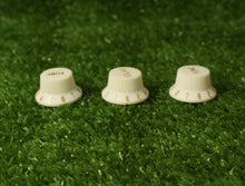 Load image into Gallery viewer, Aged White Inch Sized 4 Spokes Knobs Set For Strat
