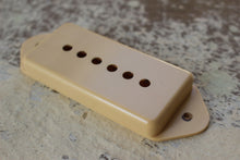 Load image into Gallery viewer, Aged P90 Dogear Pickup Cover Cream 50 mm
