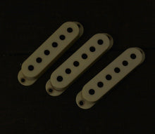 Load image into Gallery viewer, Aged Pickup Covers Set For Stratocaster - Antique White P02
