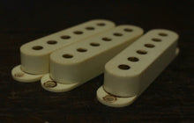 Load image into Gallery viewer, Aged Pickup Covers Set For Stratocaster - Ivory P06
